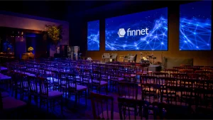 Auditório da Casa Bisutti com painel de LED no palco, ideal para eventos imersivos e apresentações de alto padrão.