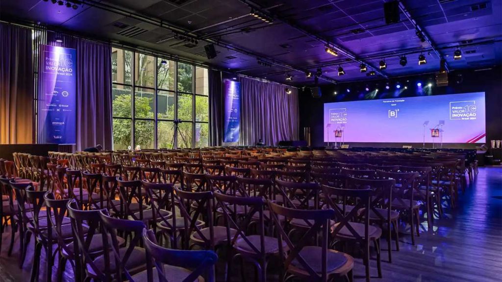 Centro de convenções: os segredos para personalizar eventos em grandes espaços visão de um centro de convenções decorado para uma palestra