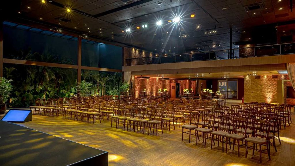 Onde fica o centro de convenções da Bisutti? salão de um centro de convenções decorado para o cliente