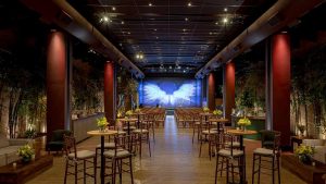 espaço sofisticado para eventos corporativos, com um ambiente elegante e bem iluminado.