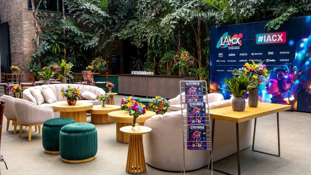 Decoração evento corporativo: o que é de bom tom? espaço para eventos com um ambiente moderno, sofisticado e rodeado por vegetação.