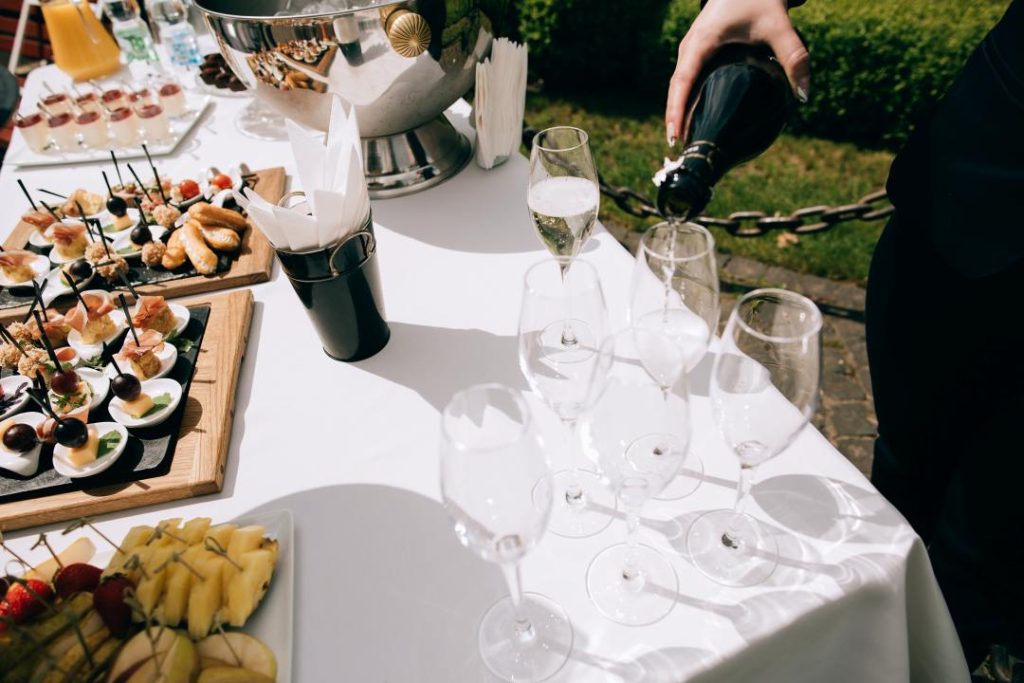 9. Considere uma experiência gastronômica e sensorial imagem de uma mesa em um local para festas