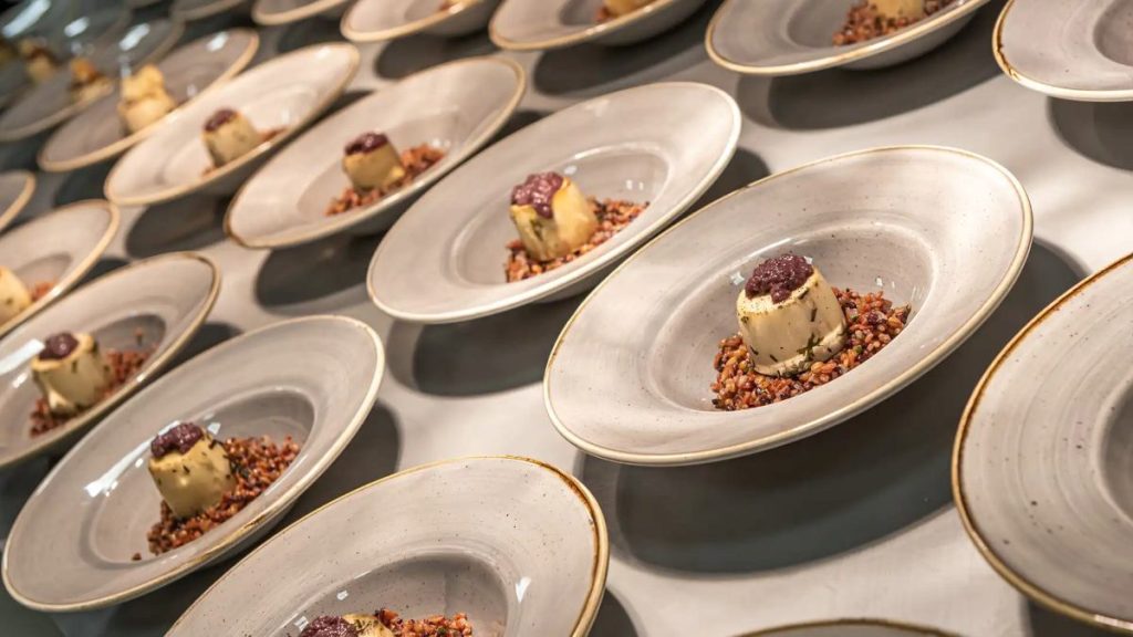 Buffet para eventos corporativos: 6 requisitos essenciais que devem ser avaliados na escolha buffet para eventos corporativos, apresentando pratos sofisticados dispostos em uma mesa