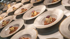 buffet para eventos corporativos, apresentando pratos sofisticados dispostos em uma mesa