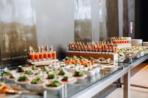 uma elegante mesa de buffet de festa, repleta de aperitivos cuidadosamente dispostos.