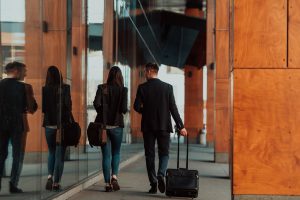 Essa cena refere-se à atuação de uma Destination Management Company (DMC) , especializada na organização de viagens e eventos corporativos.