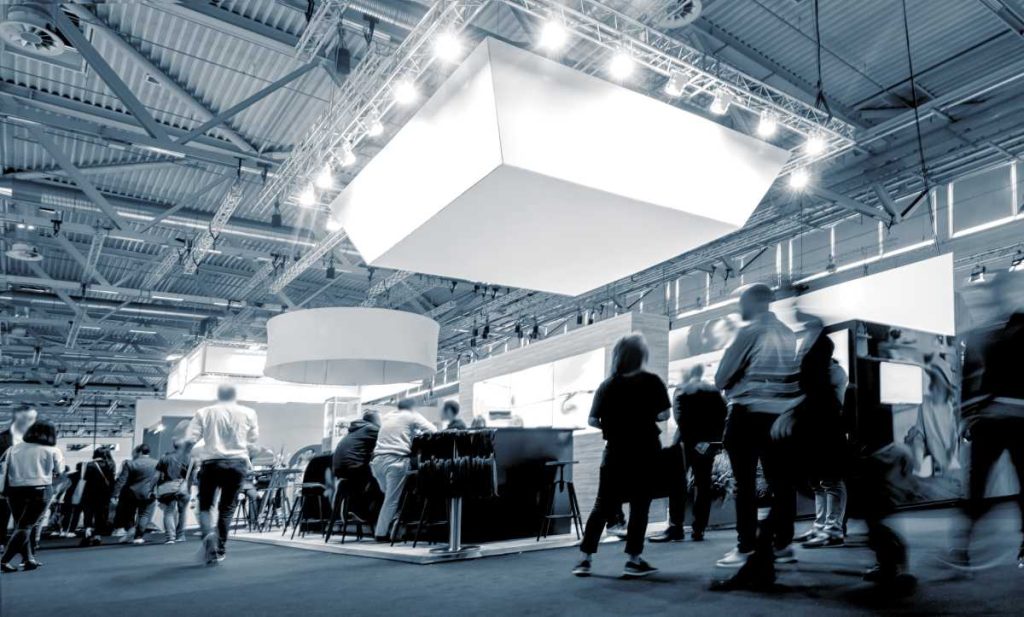 Tipos de eventos corporativos: conheça as melhores opções para sua empresa A imagem em preto e branco DE UM EVENTO CORPORATIVO, FEIRA, NETWORKING.
