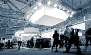 A imagem em preto e branco DE UM EVENTO CORPORATIVO, FEIRA, NETWORKING.