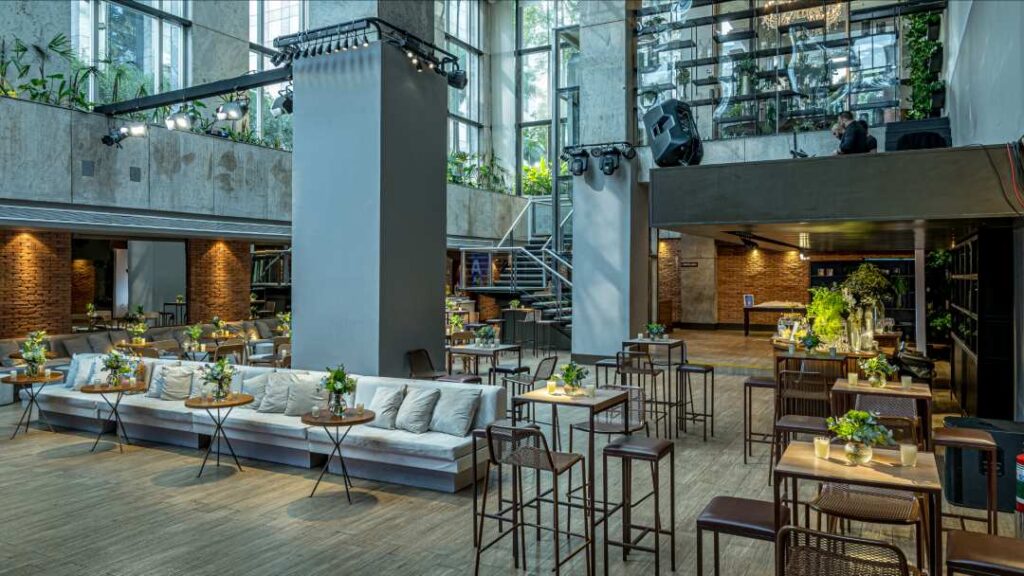 Este é o Bisutti Berrini, uma das casas de festa da Bisutti, localizada no Brooklin Novo. Um espaço versátil e sofisticado, ideal para eventos corporativos que buscam impacto visual, conforto e alta performance técnica.