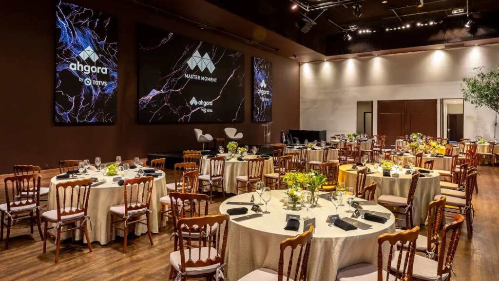 mesas decoradas para um jantar formal corporativo 
