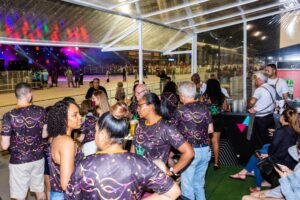Pessoas em camarote de Carnaval como exemplo de ativações em eventos.