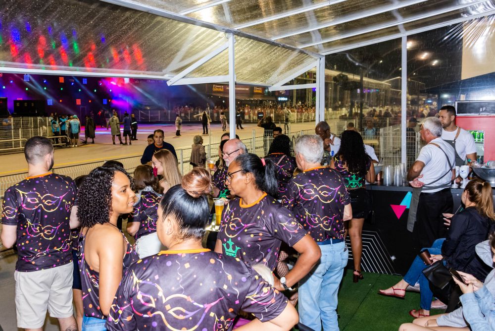 Pessoas em camarote de Carnaval como exemplo de ativações em eventos.