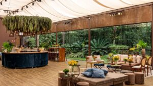 Espaço elegante cercado por natureza, ideal para locação de espaço para eventos pequenos e intimistas com sofisticação e estrutura completa.