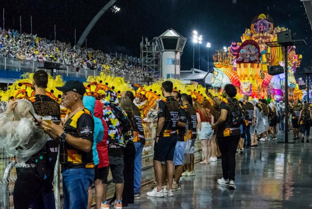 momento vibrante de um desfile no sambódromo, visto da pista, em frente ao camarote do sambódromo. 