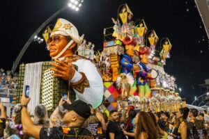 um desfile no sambódromo, visto diretamente da vivência intensa de um camarote do sambódromo.