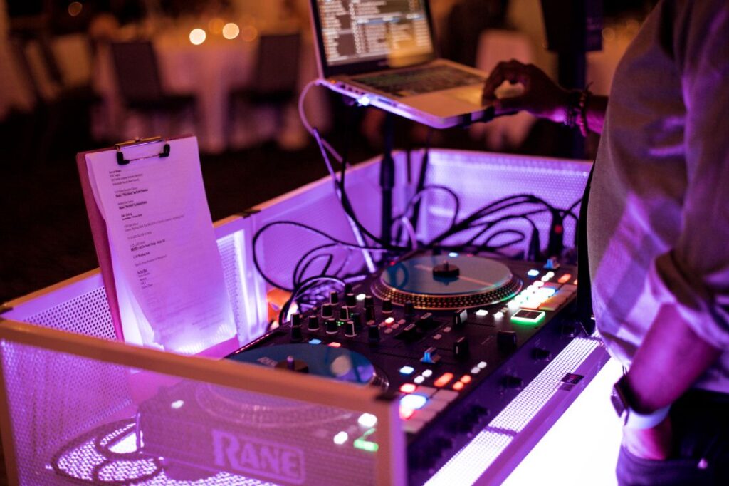 Mesa iluminada de DJ para eventos corporativos sofisticados.